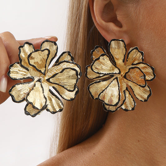 Orecchini a perno floreali vintage retrò con petali bordati di nero, ferro e acciaio inossidabile