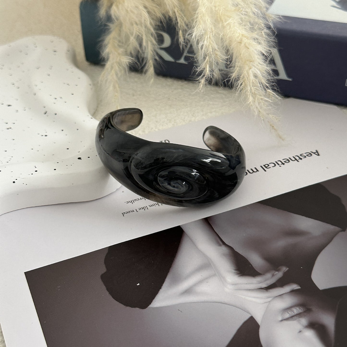 Luxury Round Gradient Acrylic Drip Oil Cuff Bracelet for Women