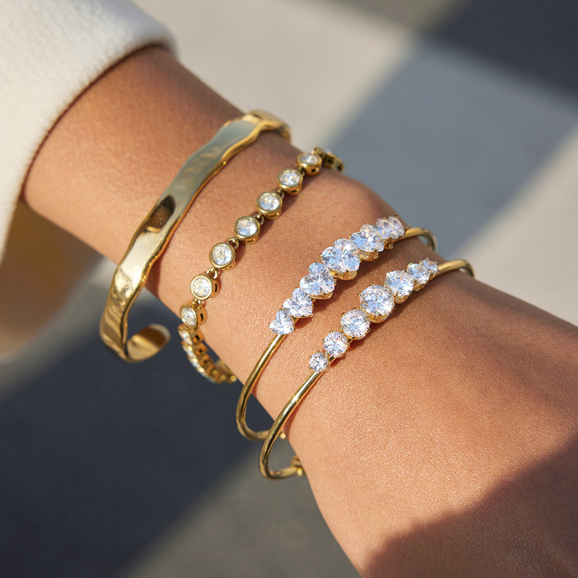 Bracciale a Cuore in Acciaio al Titanio con Inlay di Strass e Placcatura in Oro 18K, di Tendenza
