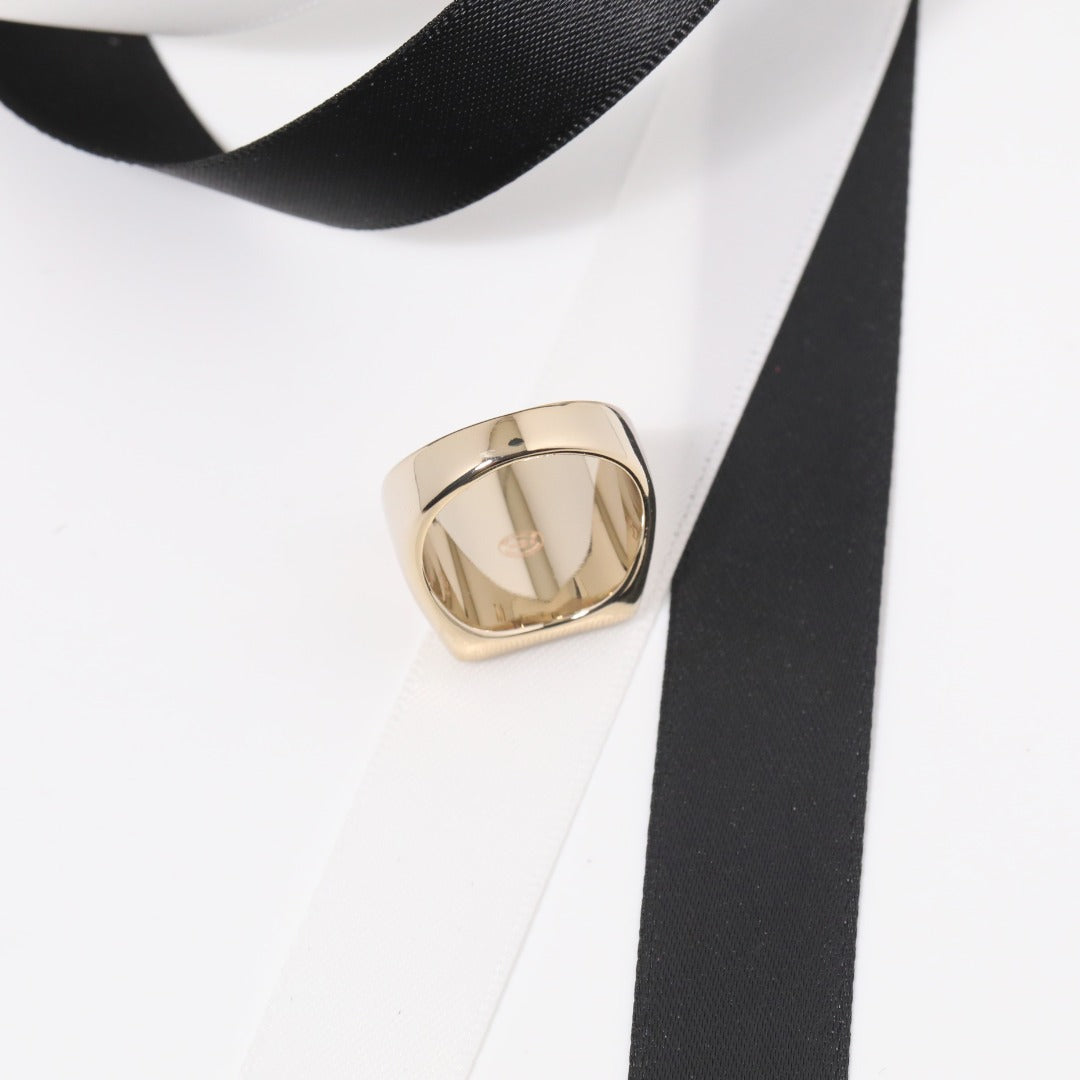 Anello da donna in ottone placcato oro con lettera C quadrata di lusso
