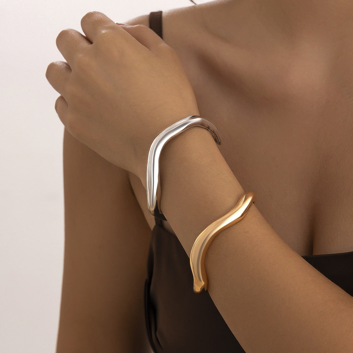 Collana Girocollo Minimalista in Lega Geometrica da Donna con Superficie Liscia Lucida e Design Asimmetrico a Filo