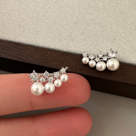 Orecchini a perno eleganti, minimalisti, geometrici con perle e zirconi per donna
