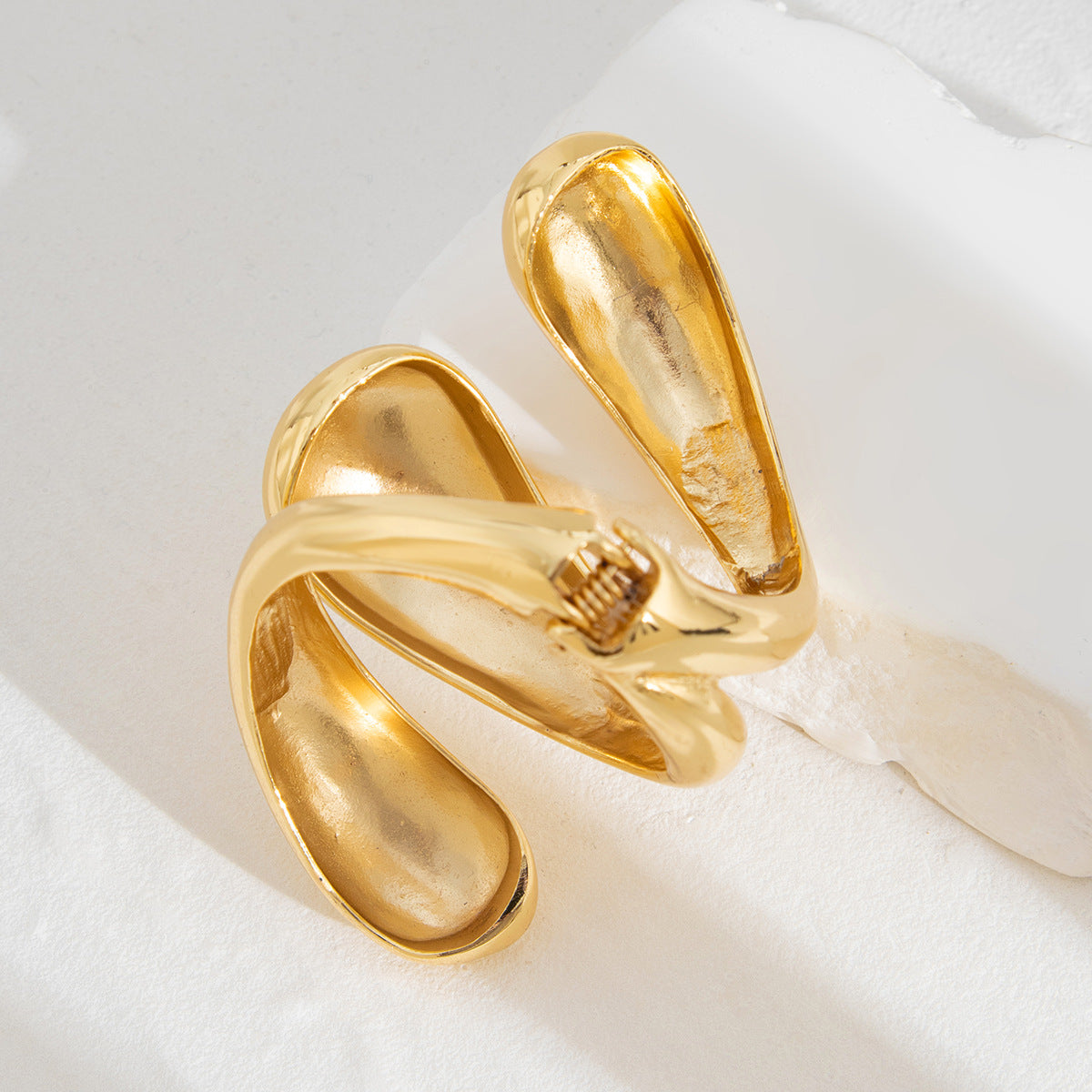 Bracciale avvolgente da donna a goccia d'acqua oversize con finitura in lega lucida e design galvanizzato resistente
