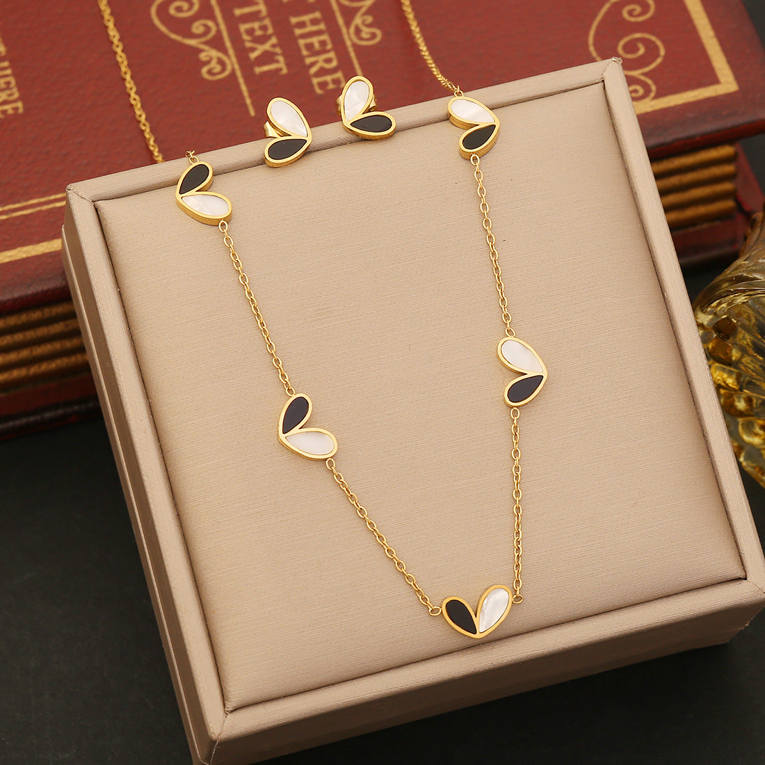 Set di collana alla moda in acciaio inossidabile a forma di cuore con pendente in stile abalone bianco e nero su catena O per donna