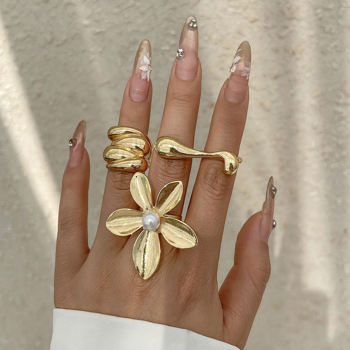 Anello da donna minimalista a goccia irregolare geometrica placcato oro con perla e fiocco
