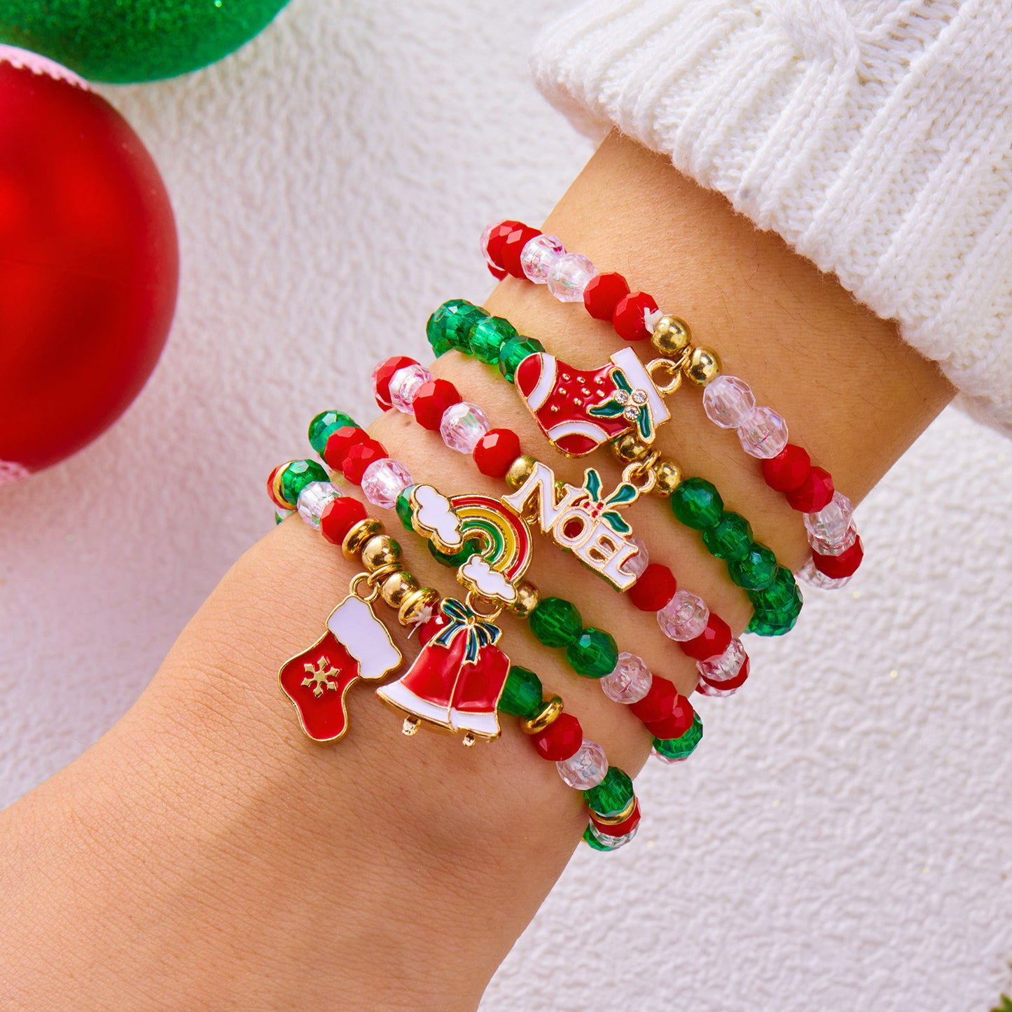 Set di braccialetti con perline di lettere e numeri in lega placcata con elementi a forma di fiocco di neve, renna, campanella e Babbo Natale