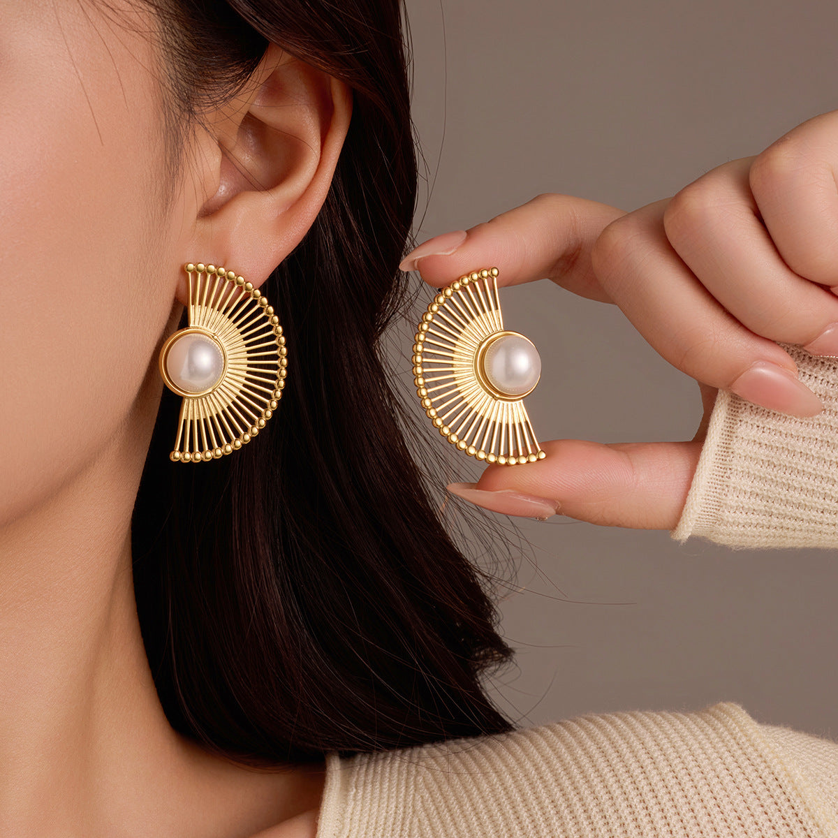 Orecchini a perno da donna vintage in acciaio inossidabile placcato oro 18K a forma di ventaglio a strisce con perla