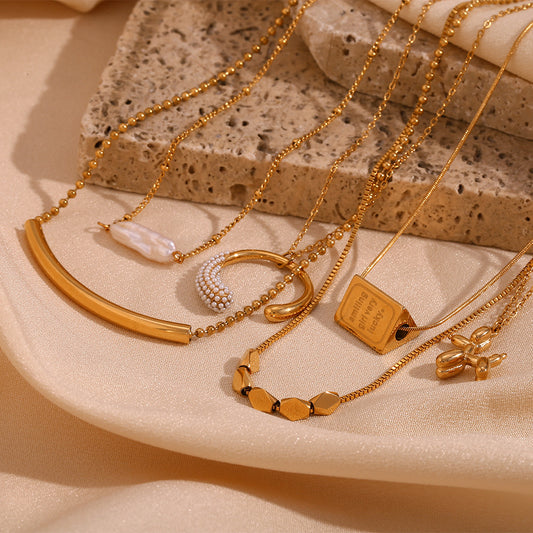 Collana con ciondolo a sorriso geometrico minimalista da donna in acciaio inossidabile placcato oro 18 carati