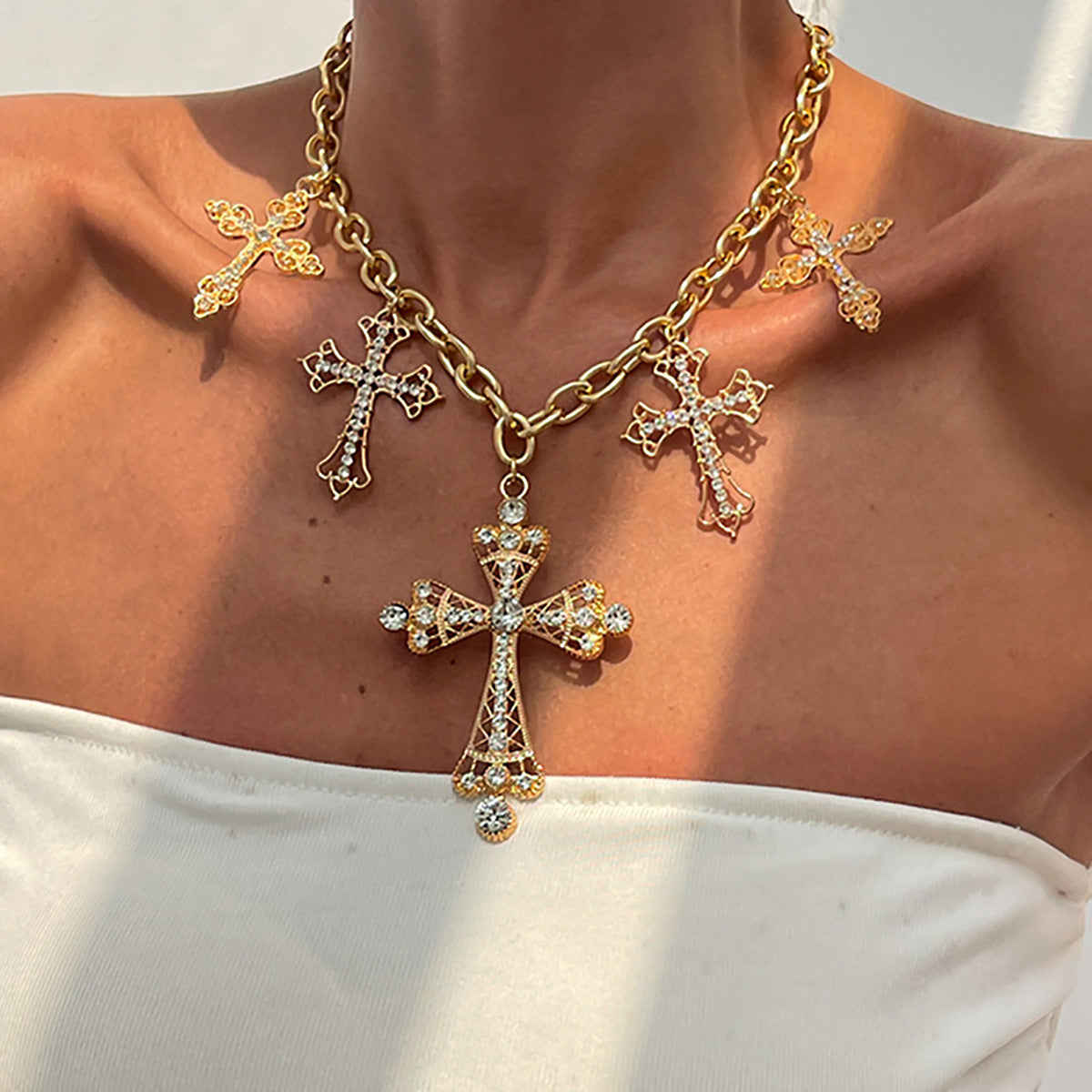 Collana con ciondolo a croce geometrica audace da donna, catena in lega con intarsio in strass e finitura placcata