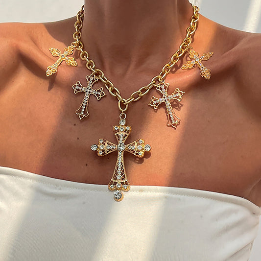 Collar con colgante de cruz geométrica audaz para mujer, cadena de aleación con incrustaciones de diamantes de imitación y acabado chapado