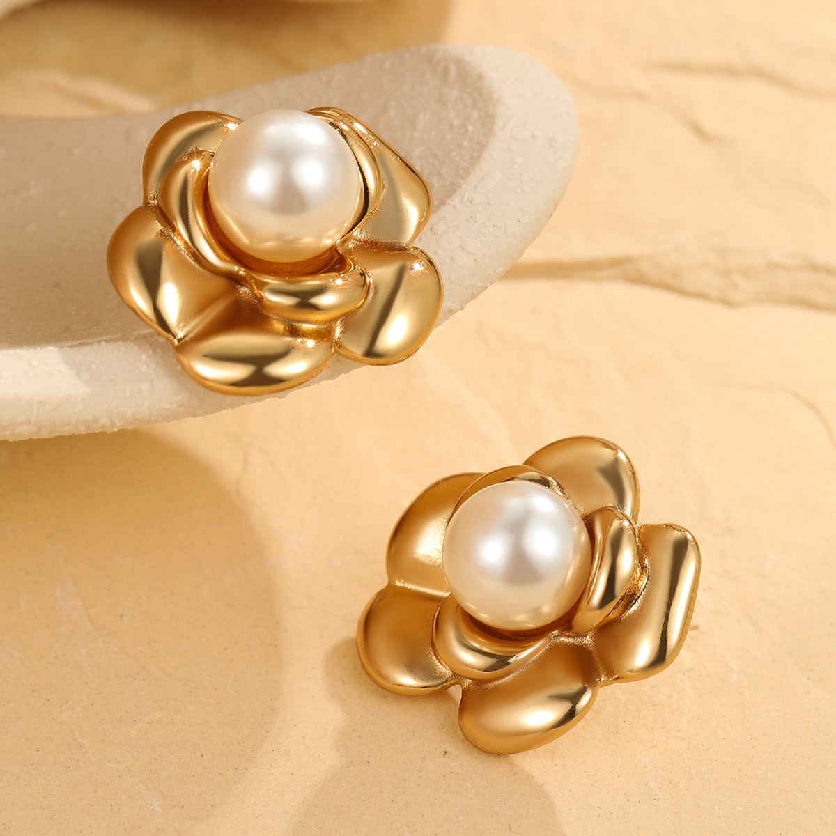 Orecchini a perno alla moda a forma di fiore di camelia con perla, in acciaio inossidabile con finitura placcata per donna