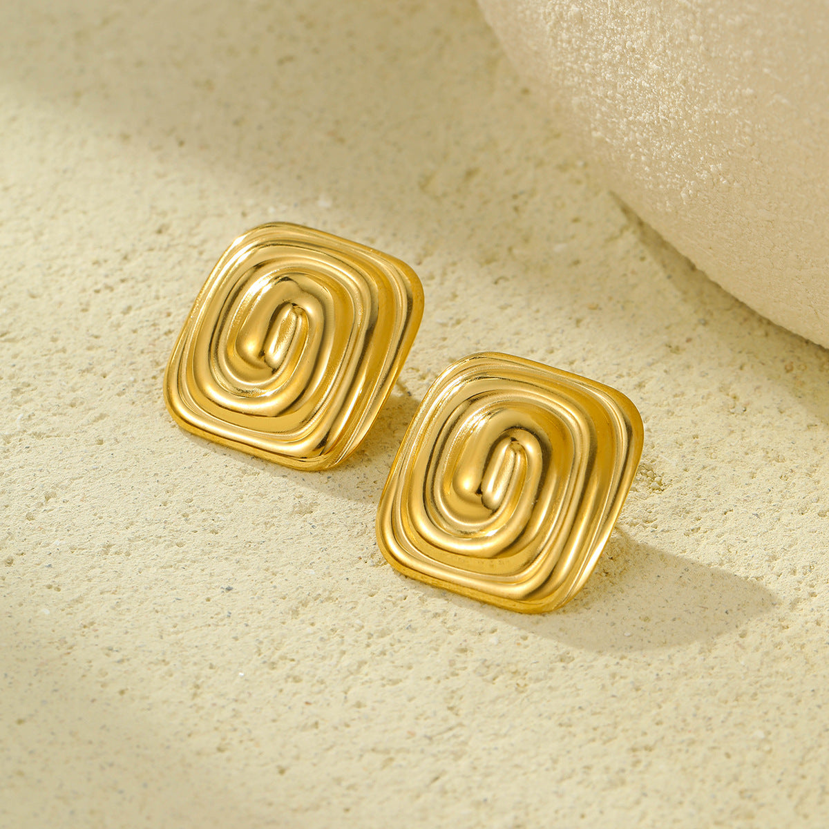 Pendientes de acero de titanio rectangulares vintage con textura en espiral para mujer con baño de oro de 18 quilates