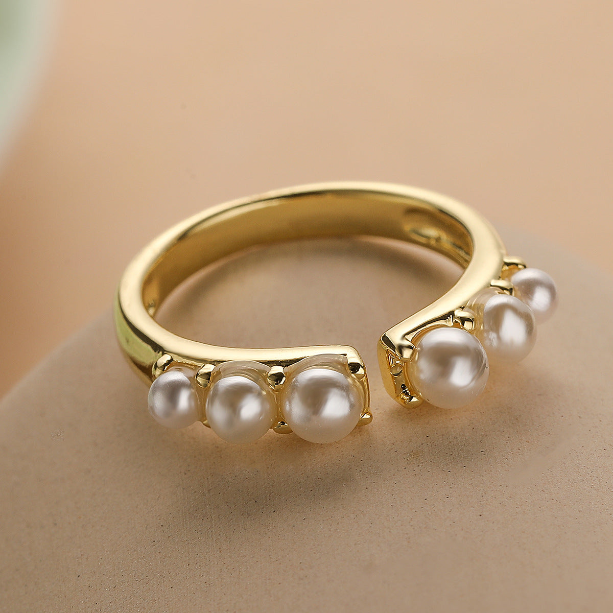 Anello Aperto Geometrico Minimalista da Donna in Ottone con Placcatura in Oro Vero e Intarsio di Perle