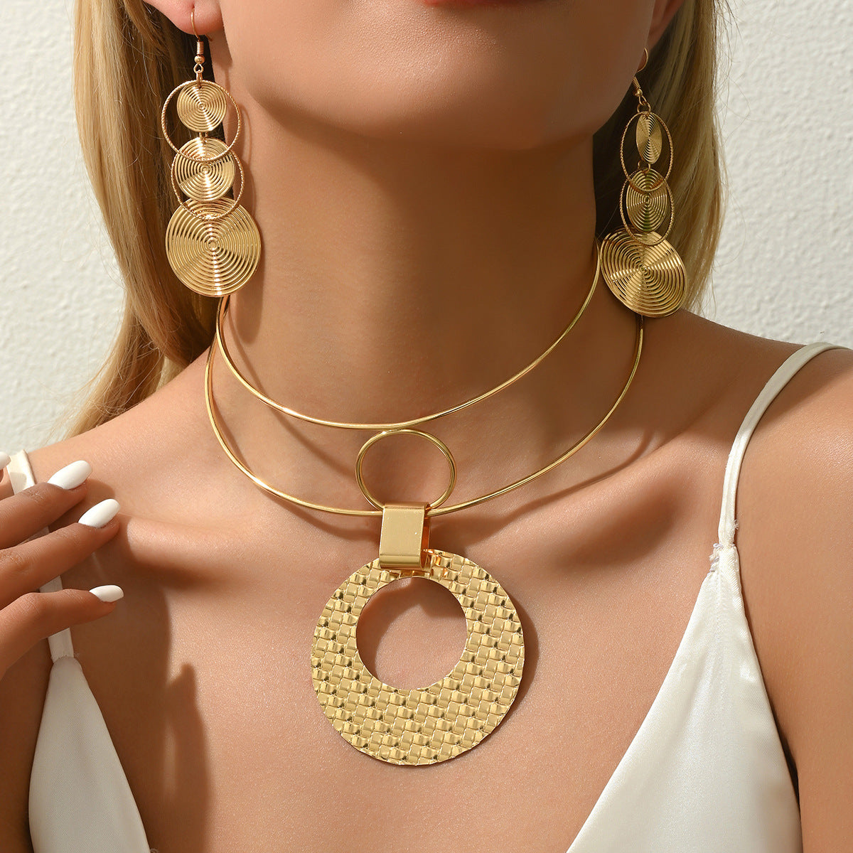 Set Collana con Ciondolo Geometrico Minimalista e Orecchini da Donna in Lega con Finitura Galvanizzata
