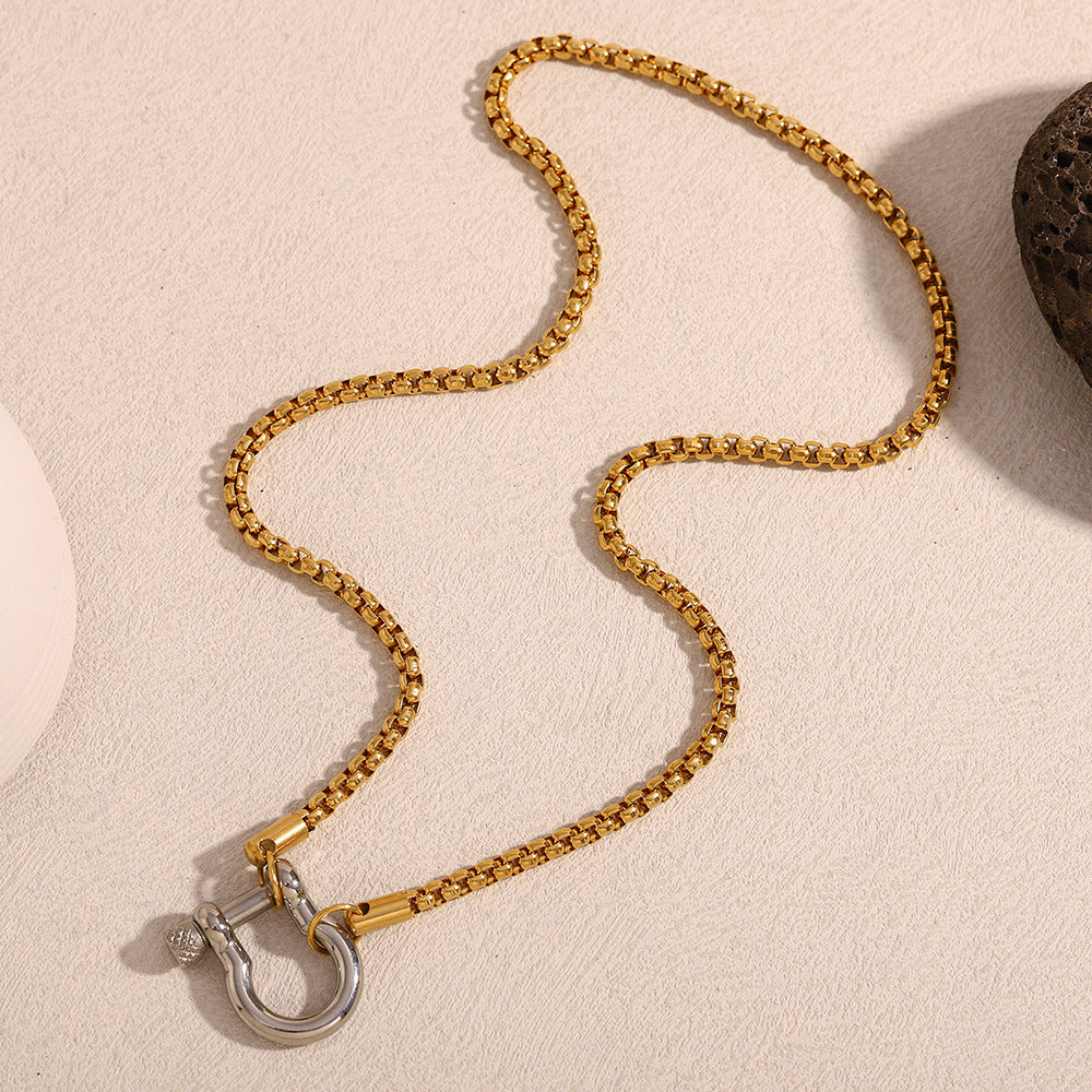 Collana con Pendente Geometrico alla Moda in Acciaio Inossidabile, Placcato Oro 18K e Chiusura a Perla Quadrata da Donna