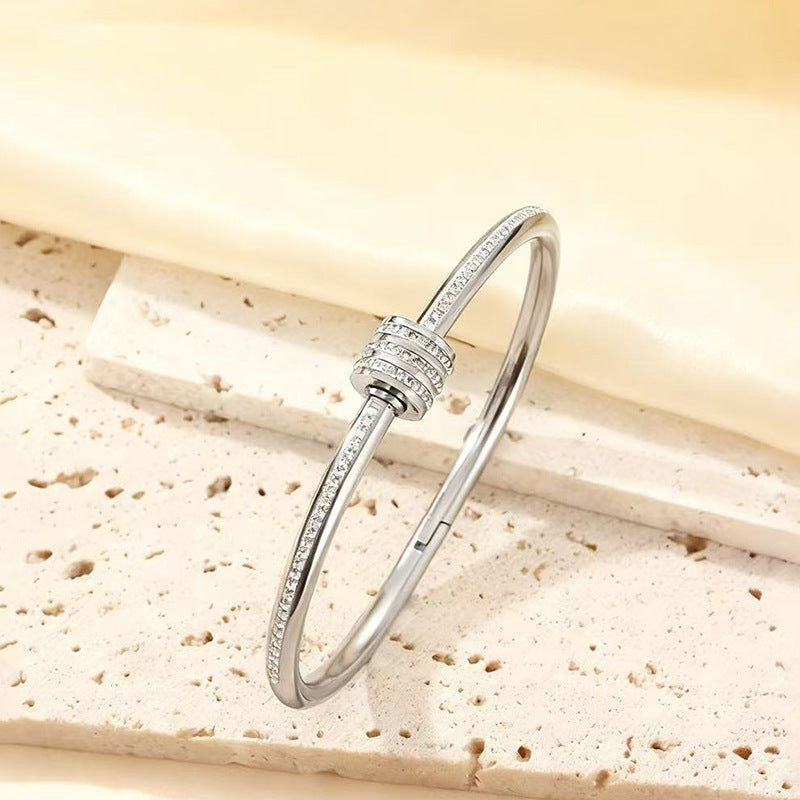 Bracciale Minimalista Geometrico in Acciaio Inossidabile con Strass e Finitura Placcata per Donna e Uomo