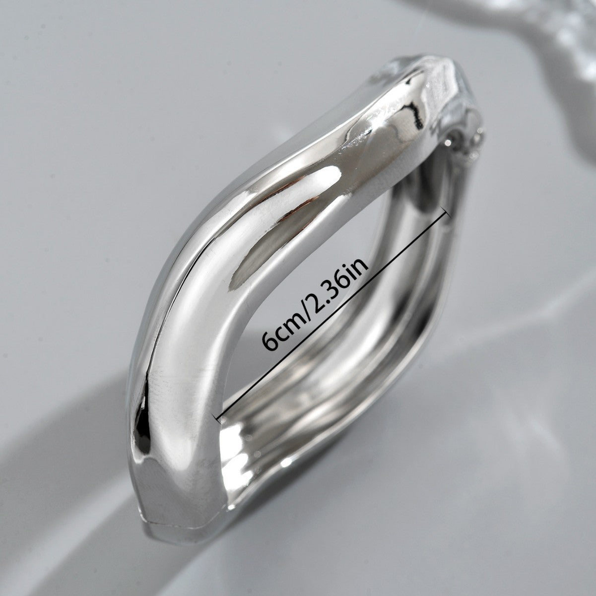 Pulsera Minimalista Geométrica de Aleación de Zinc Electrochapada con Acabado Liso y Diseño Retorcido para Mujer