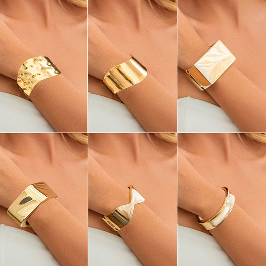 Pulsera Minimalista de Metal Pulido Irregular con Apertura Ancha en Forma de C y Textura de Líneas Geométricas
