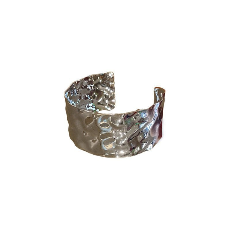 Bracciale a manetta in metallo elegante e robusto con finitura placcata, forma geometrica rotonda, accessorio di lusso alla moda per pendolari