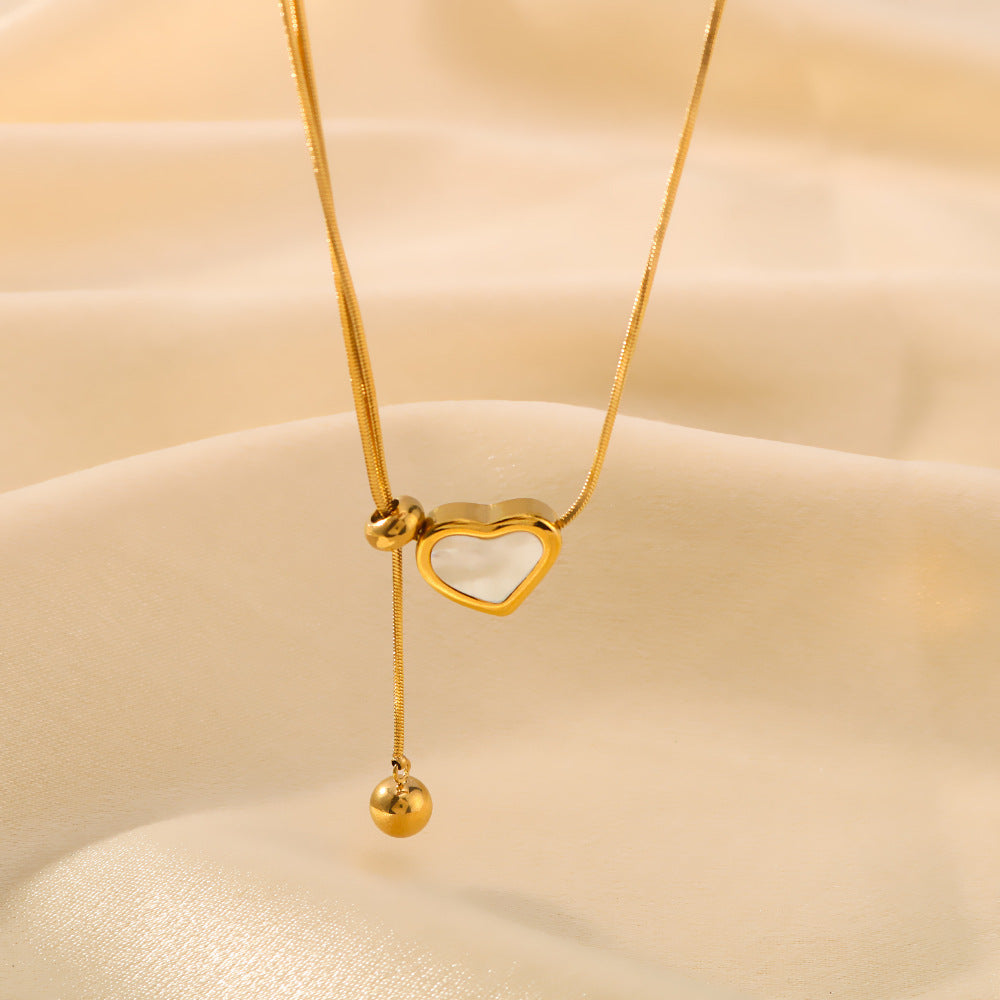 Collana con Ciondolo Minimalista a Cuore in Acciaio Inossidabile con Intarsio in Acciaio al Titanio e Finitura Placcata Sottovuoto 18K su Catena a Serpente