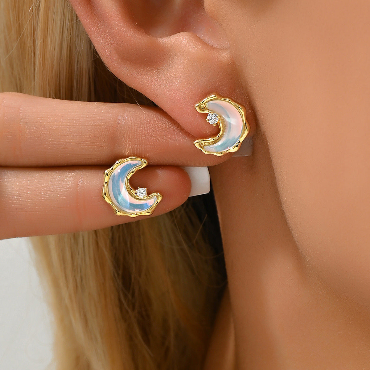 Pendientes minimalistas geométricos de luna creciente en cobre con esmalte para mujer