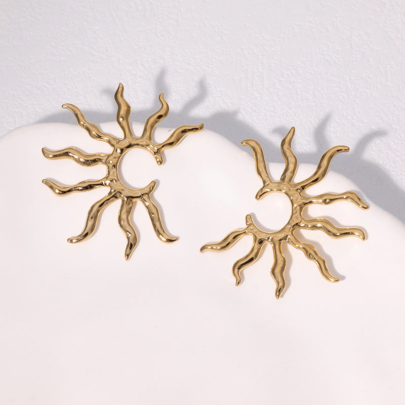 Orecchini da donna in acciaio inossidabile a girasole geometrico con finitura placcata, orecchini a cerchio dallo stile minimalista e naturale con forma irregolare e sensazione di lusso