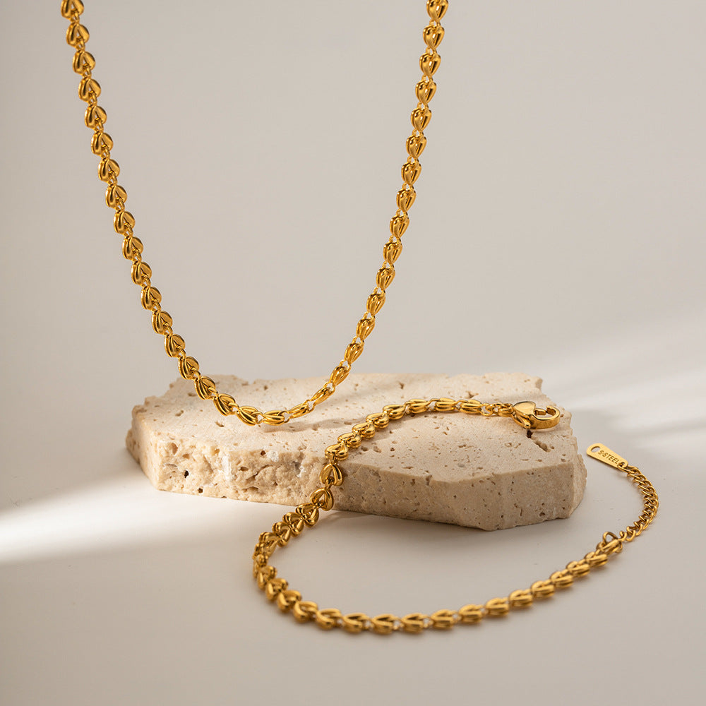 Bracciale da donna Trendy in acciaio inossidabile placcato oro 18 carati con catena intrecciata e cuore cavo