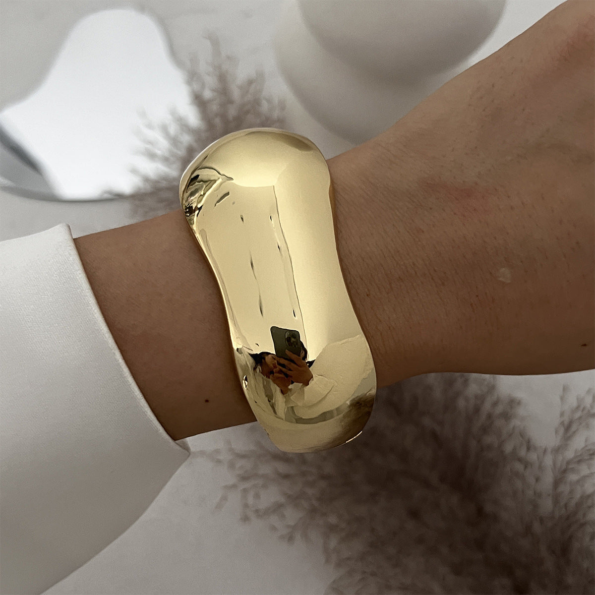 Bracciale rigido da donna alla moda a goccia geometrica in metallo con finitura lucida e apertura a molla