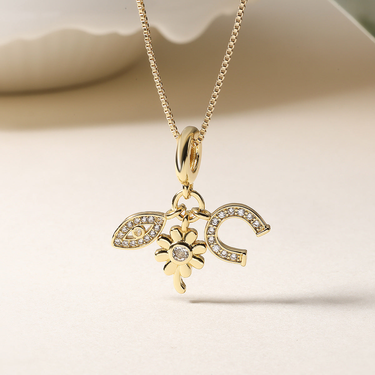 Collana Pendente Geometrica Minimalista a Forma di Aeroplano in Rame con Placcatura in Oro 18K e Dettagli in Zircone per uno Styling Versatile sulla Clavicola
