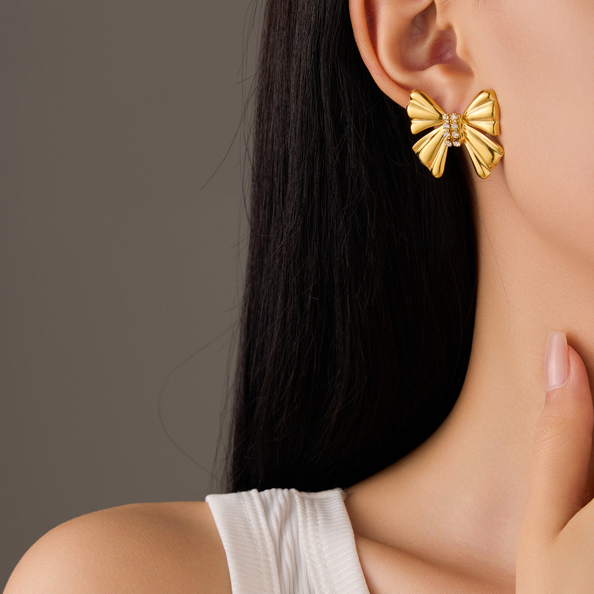 Pendientes de tuerca minimalistas de acero inoxidable con forma de lazo e incrustaciones de circonita para mujer