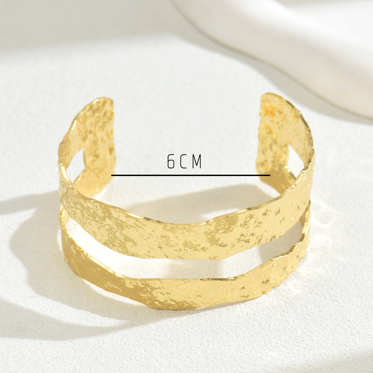 Pulsera de diseño plegable minimalista de lujo en aleación de zinc con acabado chapado para mujer