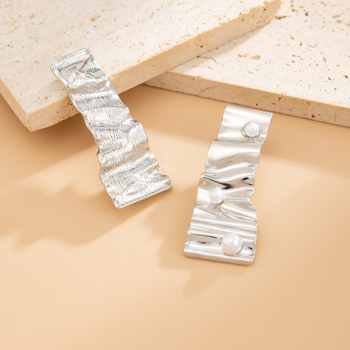 Orecchini vistosi geometrici asimmetrici da donna con finitura in metallo galvanizzato e perni in acciaio inossidabile