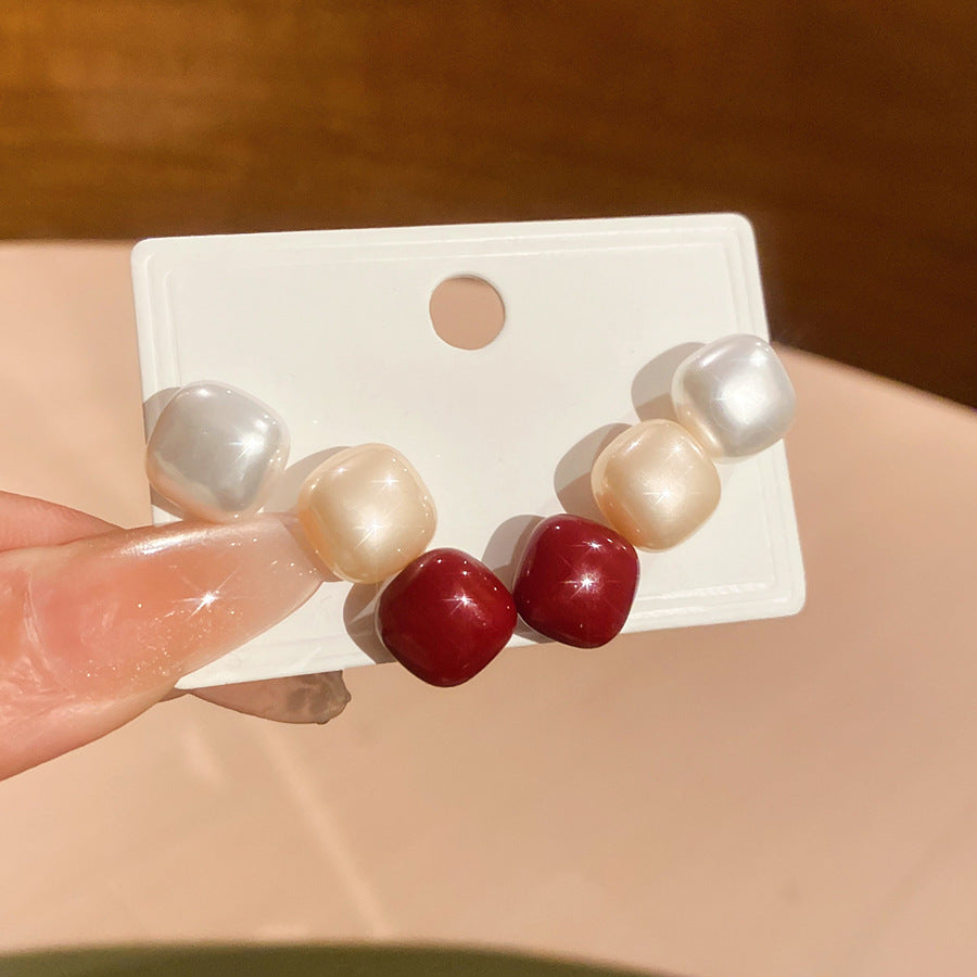 Pendientes de tuerca geométricos, minimalistas y modernos con perlas, con postes de acero chapados en oro para mujer