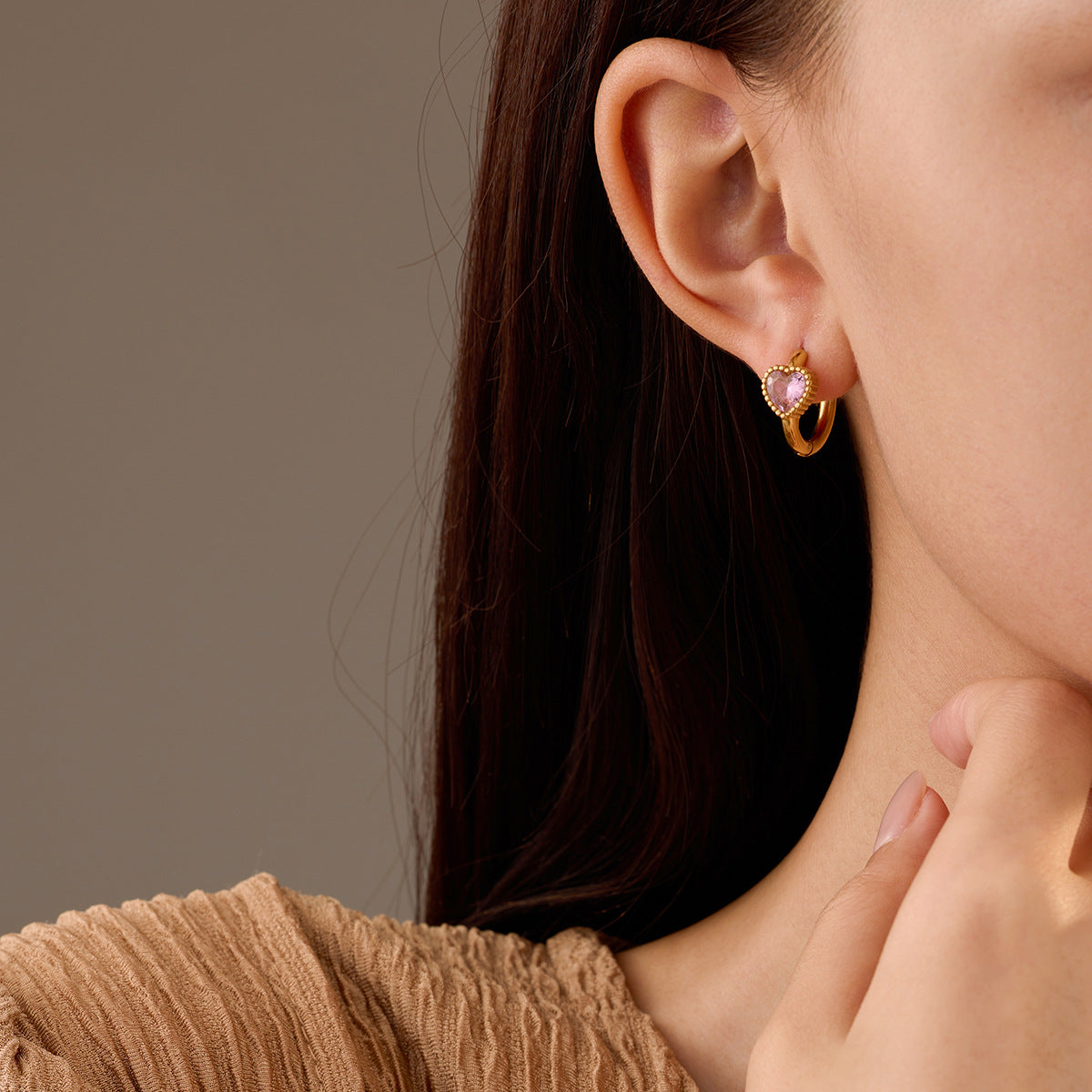 Pendientes vintage de circonita con baño de acero inoxidable en forma de corazón para mujer con un atractivo minimalista de lujo