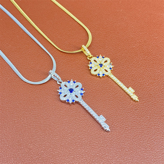 Collar de lujo con colgante de trébol de cuatro hojas en acero titanio con acabado chapado y cadena plana tipo serpiente para mujeres y hombres