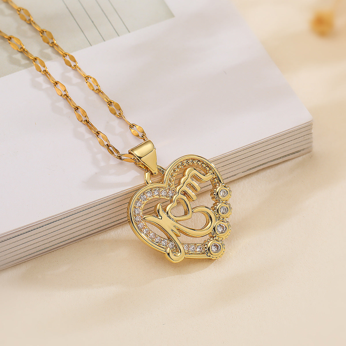 Ciondolo minimalista a forma di cuore in rame placcato oro 18K con zirconi per donna — Elegante catena per clavicola