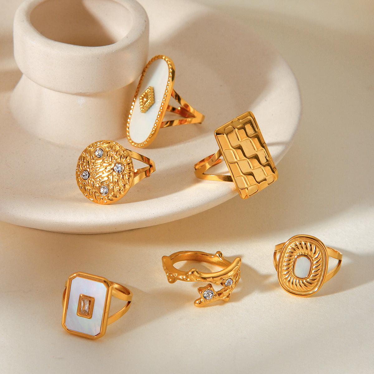 Anello geometrico in acciaio inossidabile da donna con placcatura in oro 18 carati, intarsio in madreperla bianca e accenti di strass
