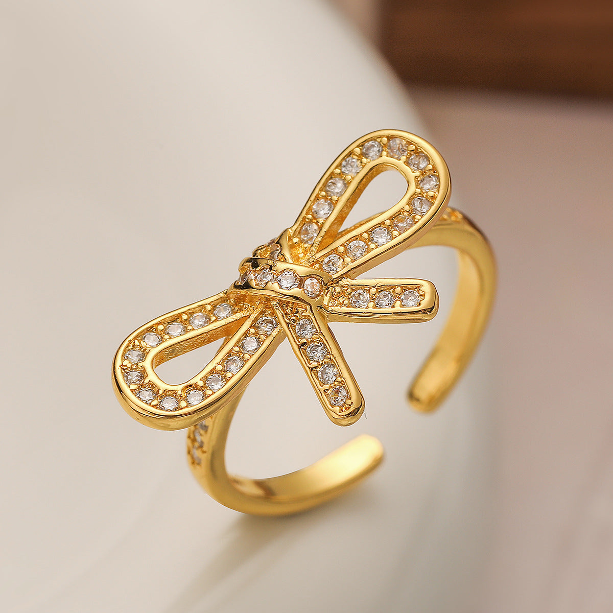 Anello in rame alla moda con placcatura in oro 18 carati e fiocco di zirconi, regolabile, con forma geometrica e incastonatura micro-pavé, da donna