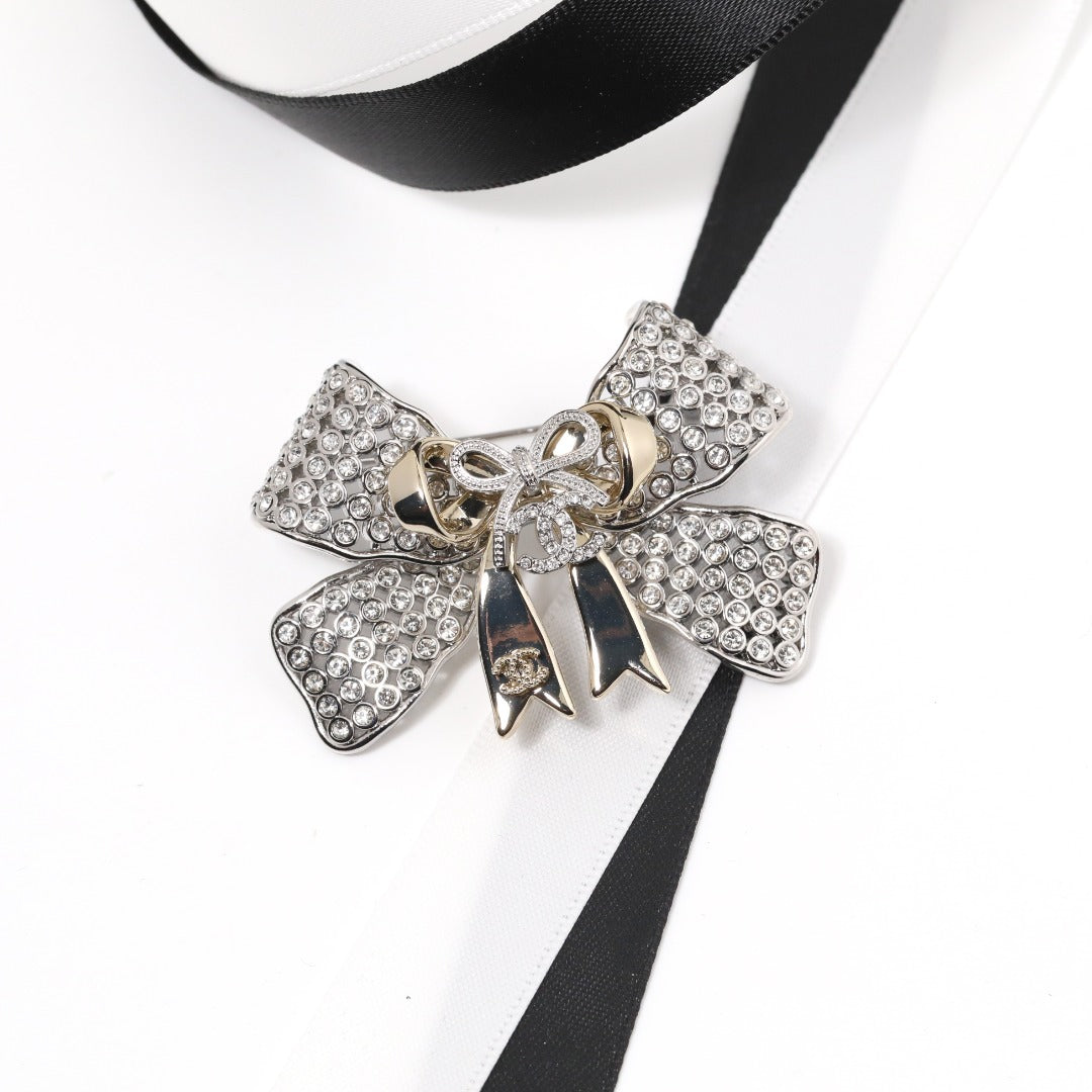 Elegant Luxury Two-Tone Rhinestone Bow Brooch for Women
