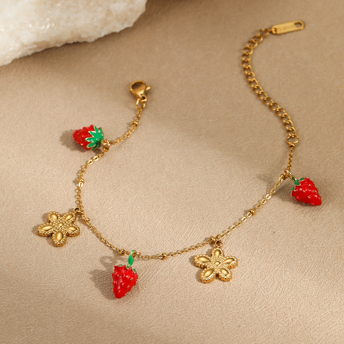 Fashionable Strawberry Fruit-Shaped Stainless Steel Bracelet with 18K Gold Plating for Women