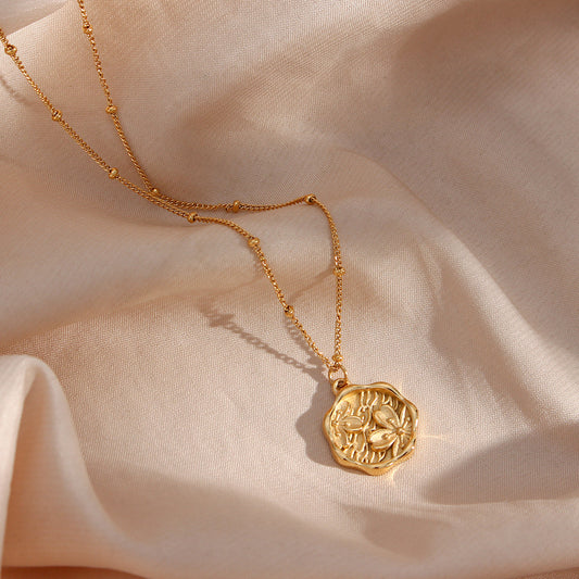 Collana da donna alla moda, vintage, minimalista, con ciondolo a sakura in acciaio inossidabile, finitura lucida e catena di perline
