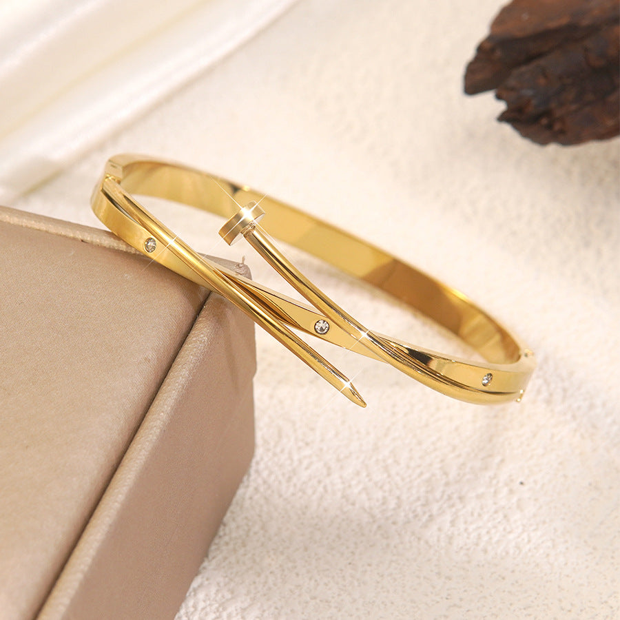 Bracciale geometrico elegante placcato oro 18 carati con chiodo, in acciaio inossidabile e titanio
