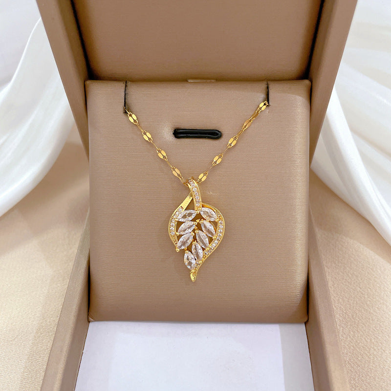 Collana con ciondolo a foglia geometrica in acciaio al titanio micro-pavé di lusso per donna con intarsio di strass e design elegante di ispirazione cortigiana