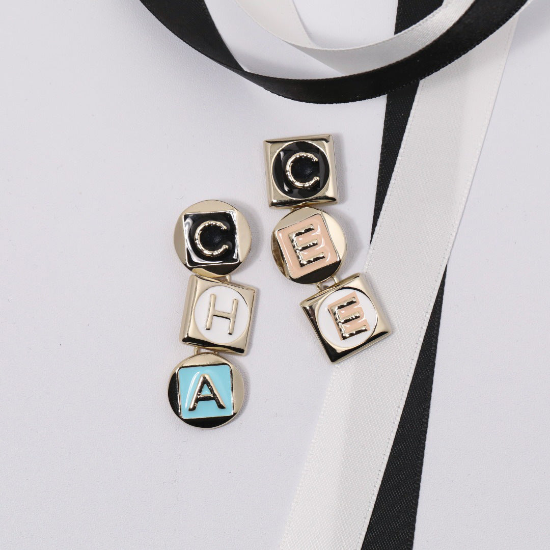 Collar de latón bañado en oro con letras esmaltadas de lujo para mujer