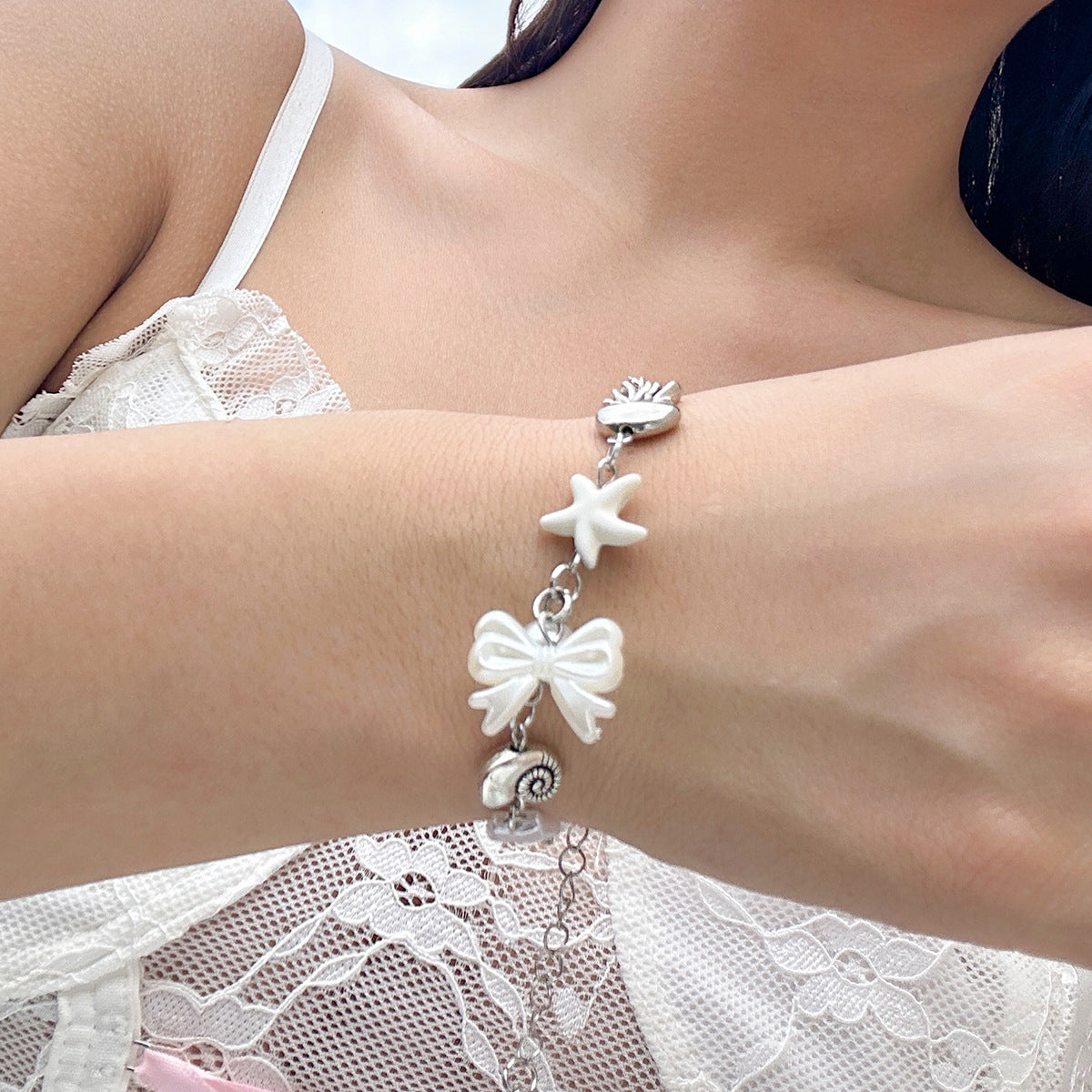 Braccialetto a forma di cuore, dolce e grintoso, in lega con fiocco di strass, nappa e stelle per donna