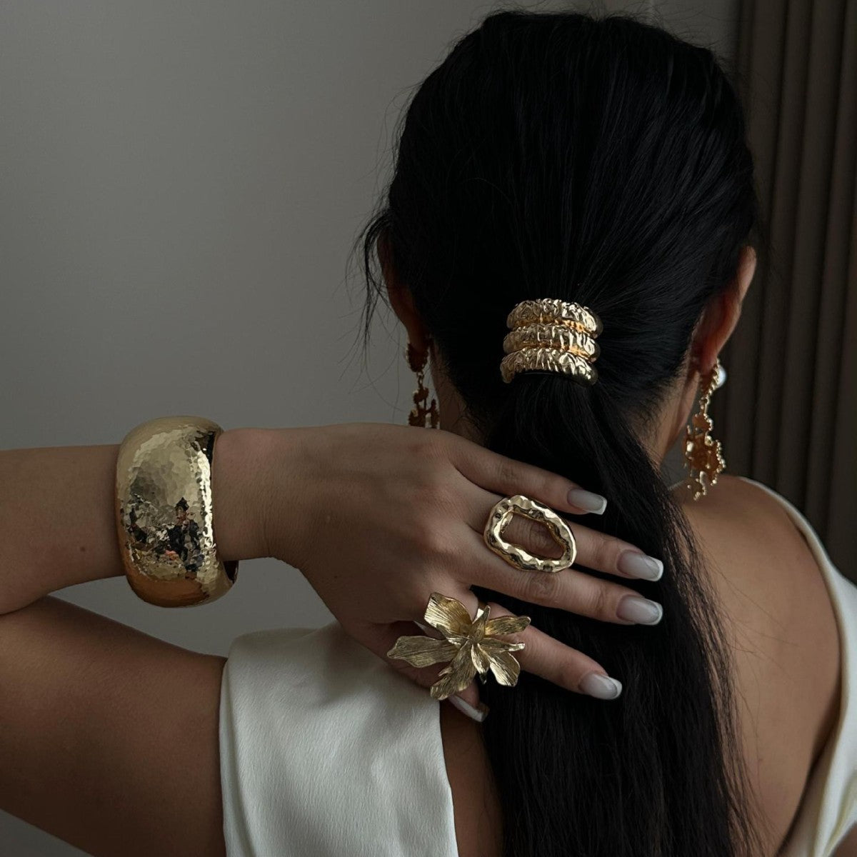 Fashion Minimalist Floral Plated Alloy Hammered Bracelet for Women