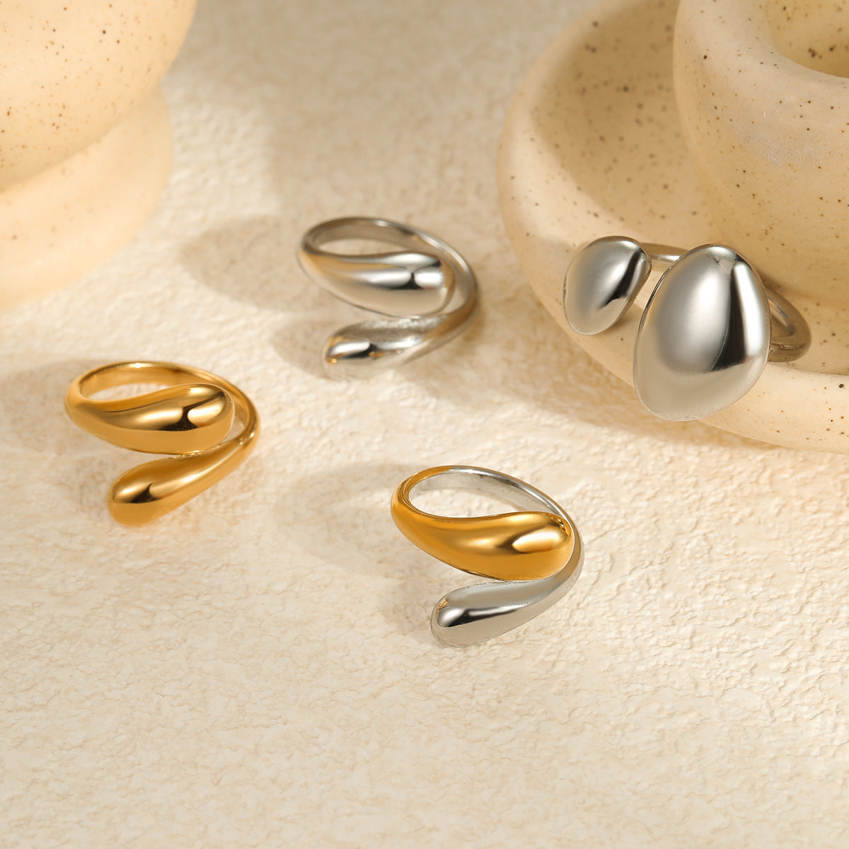 Anillo ajustable de acero inoxidable con forma de gota, diseño geométrico minimalista calado y acabado chapado para mujer