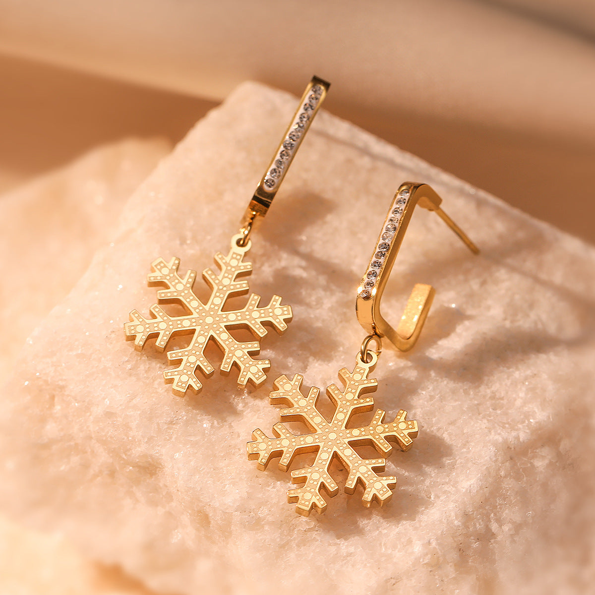 Orecchini a fiocco di neve geometrici minimalisti da donna in acciaio al titanio placcato oro