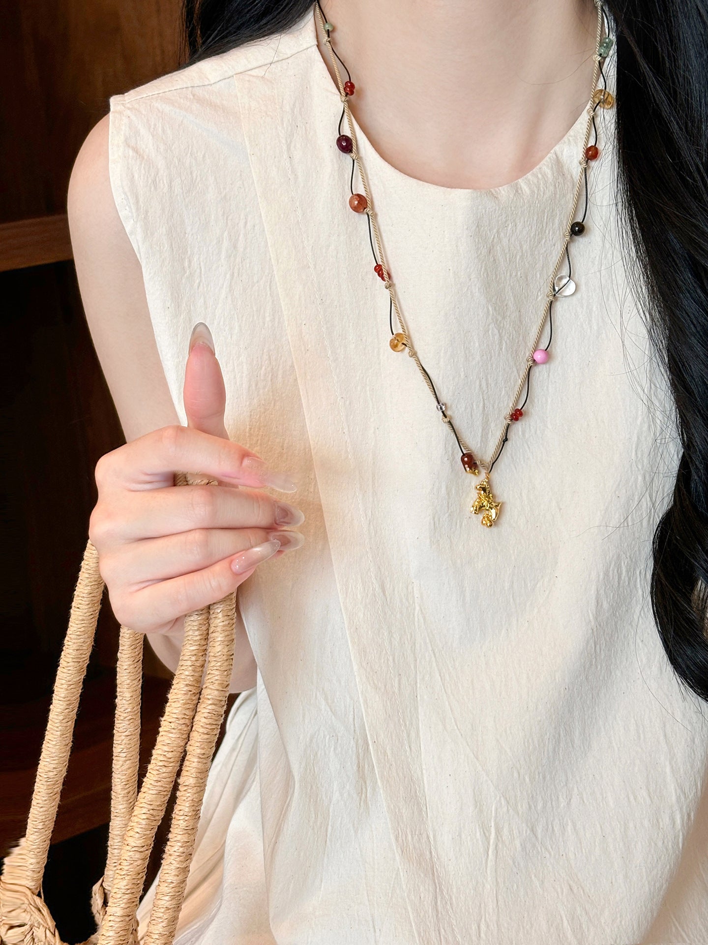Collar con colgante de caballo minimalista de lujo para mujer en madera con chapado en oro de 18 quilates — Cadena para suéter de uso diario
