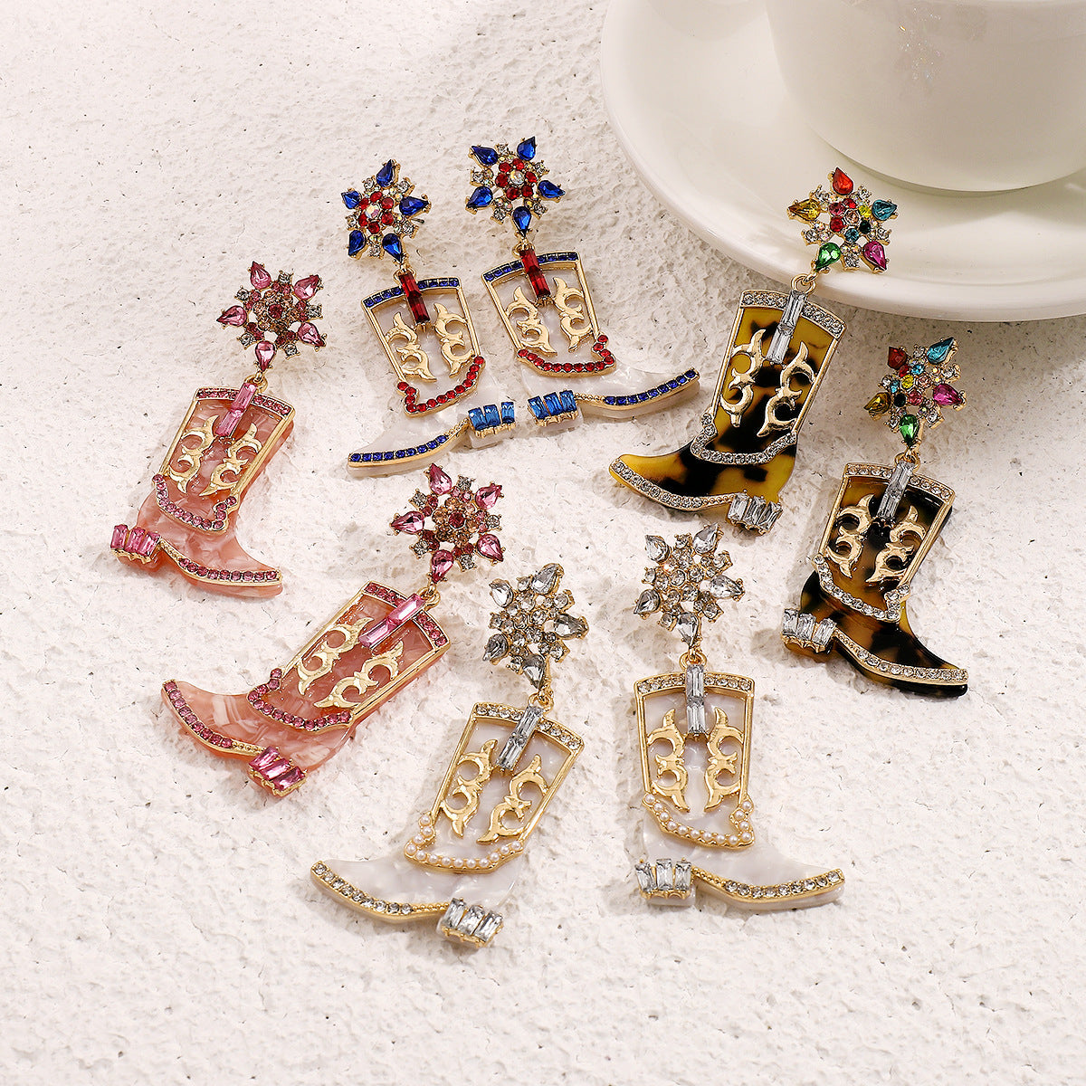 Pendientes de aleación con forma de bota vaquera, dulces y atrevidos, con incrustaciones de diamantes de imitación y acabado esmaltado para mujer